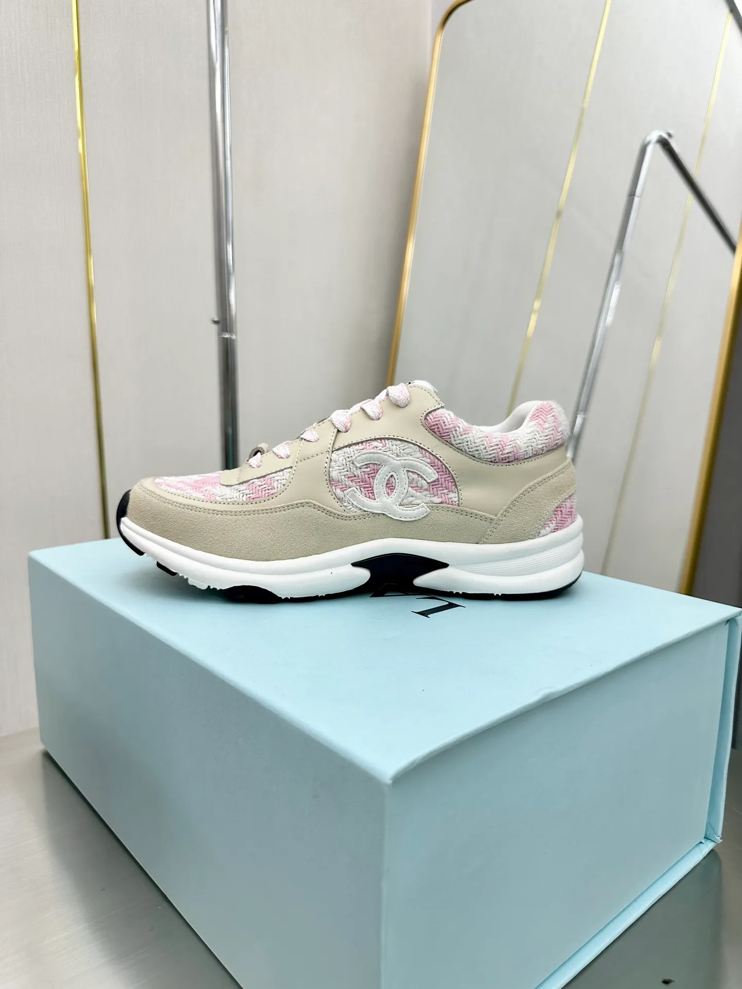 👟👟Ex-factory price P480 👟👟Chanel Chanel - 2023 counter top casual sports shoes This classic design; the upper is electro-embroidered with a variety of techniques; the outsole is fashionable and sporty; it is unusual to incorporate a variety of color matching elements... The diversified mix and match is very beautiful and versatile, casual, fashionable, sports and outdoor can be taken into account... ꫛꫀꪝ Go➫ Material: ❶Upper made of: Original imported mercerized velvet + double-layer breathable mesh ❷Inner use: original imported breathable mesh ❸Outsole based on: original TPU combination outsole Full set of boutique packaging for women 35–41 men 38-46